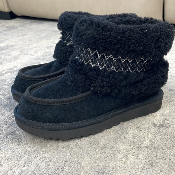 New UGG Mini Braid Boot Short Sheepskin Fur Black 1148930 Sz 5 - Picture 6 of 15